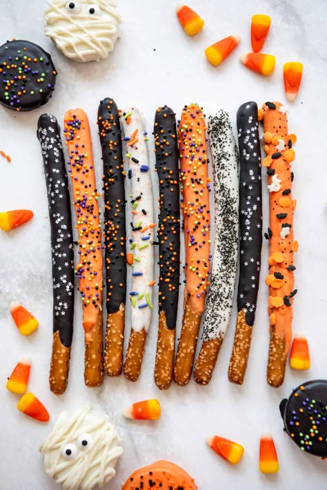 Spooky Food Ideas For Dinner, Halloween Candy Salad, Fall Hangout, Halloween Candy Table, Chocolate Covered Pretzels Halloween, Halloween Dip, Witch Fingers, Halloween Sweet Treats, Halloween Pretzels