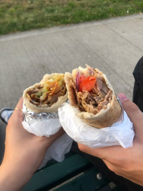 Boyfriend Buying Food, Doner Kebab Aesthetic, Kebab Snap, Kebab Aesthetic, Food Ideas Aesthetic, School Love Story, Couple Eating, Döner Kebab, Book Vibe