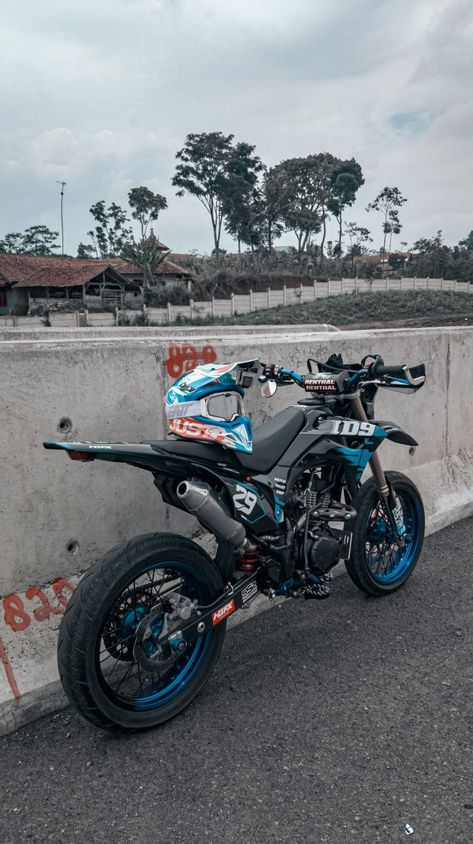 Dirt Bike Riding Gear, Trail Motorcycle, Custom Dirt Bike, Ktm Dirt Bikes, Ktm Supermoto, Tmax Yamaha, Motocross Love, Cool Dirt Bikes, Image Moto