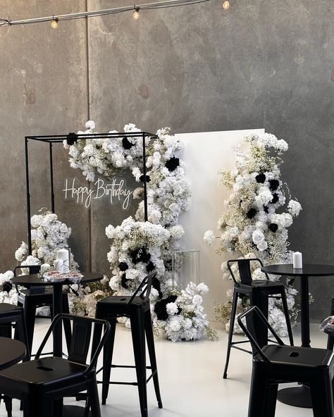 Black Backdrops For Parties, Black And Beige Party Decor, Black And White Elegant Birthday Party, Black White Decorations Party, Black Engagement Party Decor, 35 Bday Party Ideas, Black And White Birthday Backdrop, Picture Backdrop Ideas Birthday, Black Flower Backdrop