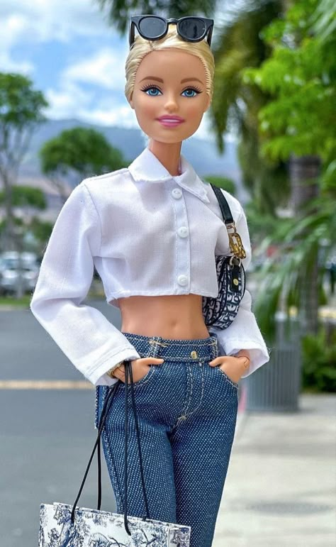 Barbie supermodel Barbie Outfits For Dolls, Aesthetic Barbie Doll, Barbie Doll Photos, Barbie Dolls Outfits, Barbie Doll Aesthetic, Barbie Doll Outfits, Barbie Posses, Celebrity Barbie Dolls, Happy Aloha Friday