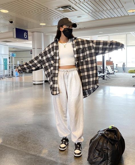 Tomboy Airport Outfit, Airport Aesthetic Outfit Winter, Airport Look Aesthetic, Airplain Outfit, Neutral Airport Outfit, Grunge Airport Outfit, Casual Airport Outfit Comfy, Aesthetic Airport Fit, Cute Airport Fits Summer