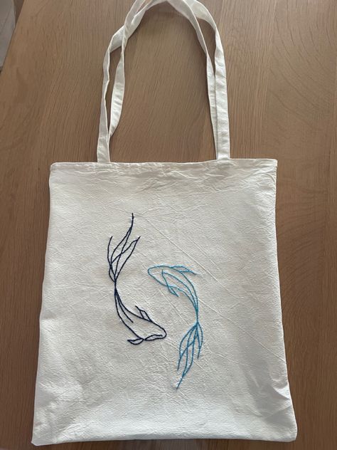 Tote bag hand made, brodery fishs Broderie Tote Bag, Cute Tote Bag Ideas, Tot Bag Design, Tote Bag Embroidery Ideas, Aesthetic Tote Bag Design, Funky Embroidery, Tote Bag Inspo, Tote Bag Painting Ideas, Tote Bags Aesthetic