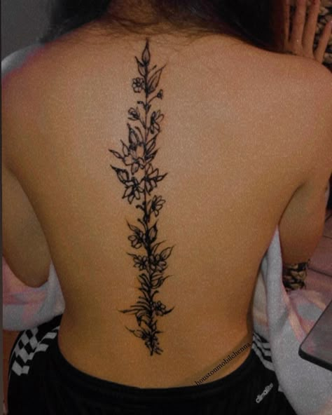 Henna Tattoo Designs Back For Women, Henna Tattoo Designs Back Spine, Henna On Back Spine, Back Henna Design, Henna Spine Designs, Henna Designs Waist, Spine Henna Designs, Henna Designs On Back, Henna Spine Tattoo