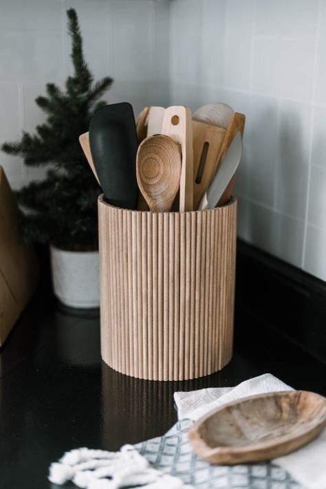 Utensil Holder Diy, Diy Utensil Holder, Diy Utensils, Diy Bookends, Koti Diy, Pola Macrame, Fluted Vase, Organize Your Kitchen, Seni Dan Kraf