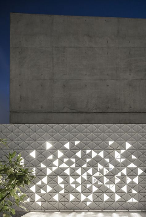 D3 House,© Amit Geron Aluminum Facade, Wall Cladding Designs, Pitsou Kedem, Decorative Metal Screen, Compound Wall Design, Retail Facade, Cladding Design, Metal Facade, Facade Material