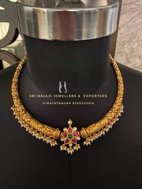 Small Pearl Choker Necklace Indian, Black Beads Indian Jewellery, Kante Gold Necklaces Latest, Choker Necklace Designs Gold Indian Latest, Gold Chokers Latest Designs, Gold Choker Necklace Indian Simple, Kante Designs Latest, Short Necklace Gold Indian Latest, Kante Indian Jewellery