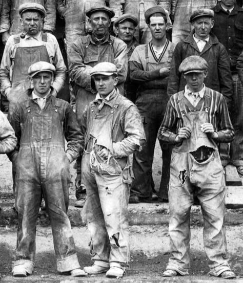 Construction in 1929. Photo stolen from Mr. Stewart of Vintage Haberdashers Factory Worker, Americana Vintage, Workwear Vintage, Construction Workers, Denim Workwear, Denim Projects, Vintage Workwear, Working People, Working Class