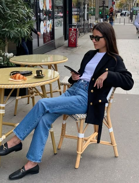 French Chic Office Outfit, Casual Chic French Style, Chic Spring Outfits 2024, Stylish Spring Outfit 2024, 30s Fashion For Women, Paris Spring Outfit Travel, 30s Outfits For Women, Paris Street Style 2024, Office Outfits Jeans