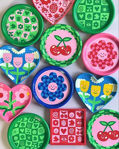 Flower Trinket Dish, Posca Paint Pens, Smiley Flower, Pink Smiley, Pastel Cupcakes, Diy Pottery Painting, Painted Pots Diy, Pottery Painting Designs, Clay Diy Projects