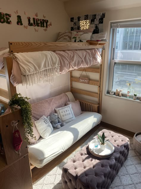 Dorm Room Inspiration Lofted Bed, Ra Dorm Room Ideas, College Dorm Room Ideas Loft, Dorm Room Lofted Bed, Green College Dorm, Dorm Room Ideas Pink, Aesthetic Dorm Room Ideas, Jeffrey's Bay, Luxury Dorm