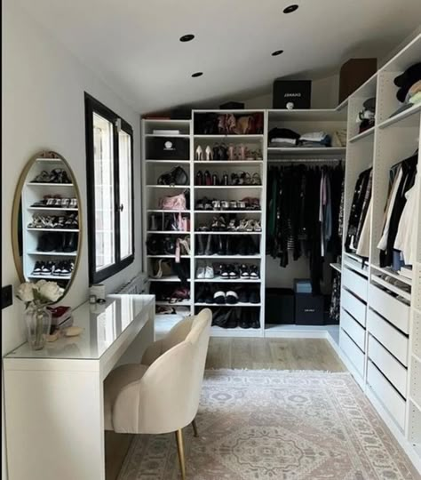 Dream Closet Design, Walking Closet, Wardrobe Room, Closet Decor, Dream House Rooms, Room Closet, Walk In Wardrobe, Room Makeover Bedroom, Dressing Room Design