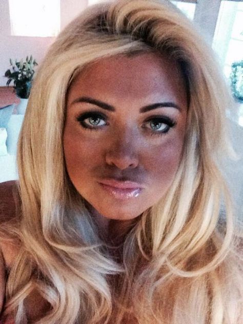 Source: irishmirror.ie Bad Spray Tan, Tan Fail, Tan Blonde, Gemma Collins, Makeup Fails, Blonde With Pink, Spray Tan, Fake Tan, Spray Tanning