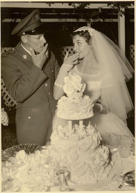 Old Wedding Photos, Vintage Wedding Cakes, Gowns Vintage, Old Wedding, Beautiful Beach Wedding, Vintage Wedding Photos, Vintage Brides, Wedding Cakes Vintage, Vintage Wedding Dresses