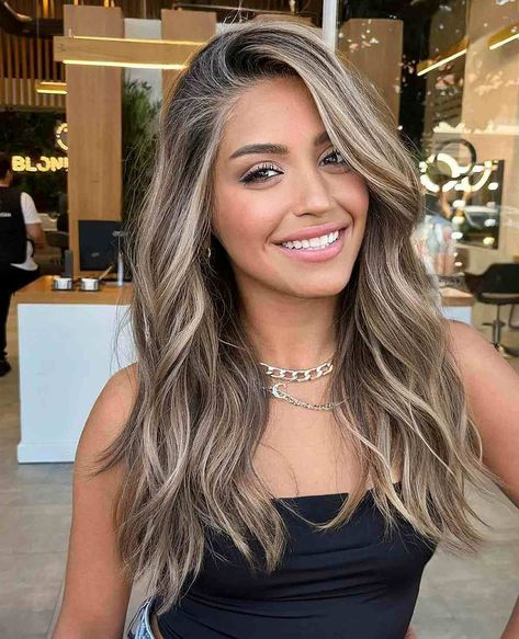 Full Balayage Brunettes Blondes, Black Hair With Blonde Highlights, Blonde Shades, Dimensional Brunette, Rambut Brunette, Brunette Hair With Highlights, Fall Blonde, Brown Hair With Blonde Highlights, Brunette Balayage Hair