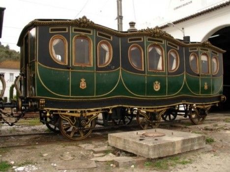 The Portuguese Queen Maria Pia’s carriage dates from 1858 – the complete train is on show at the exhibition in Utrecht. Portugal Train, Orient Express Train, Pullman Car, Architecture Baroque, Luxury Train, Train Depot, Rail Car, Old Trains, Old Train