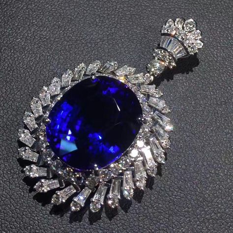 @taiwan_kunlun_jewelry. Beautiful Blue Sapphire Diamonds Pendant Blue Sapphire Diamond Pendant, Big Diamond Engagement Rings, Blue Sapphire Jewelry, Sapphire Diamond Pendant, Jewelry Beautiful, Fancy Jewelry, Fabulous Jewelry, Chic Jewelry, Sapphire Jewelry