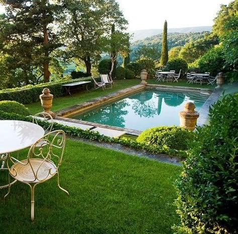 French outdoor garden setting beside a pool with finials sculpture urns france luxury summer Poolside Decor, European Garden, Dream Pools, Beautiful Pools, Small Pool, French Garden, Garden Pool, Pool Design, Garden Set