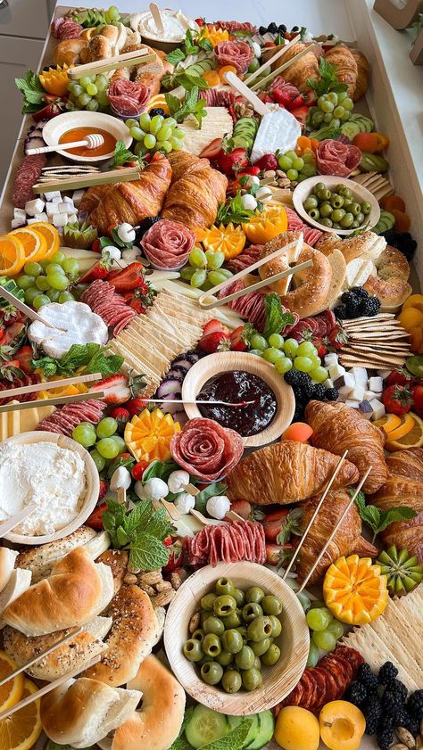 Brunch Charcuterie Board Table, Croissant Grazing Table, Carcurie Board Brunch, Croissant Board Ideas, Beautiful Brunch Ideas, Charcuterie Brunch Board, Croissant Bar Brunch, Garden Party Charcuterie Board, Breakfast For Groups