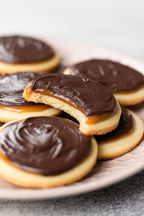 Twix Cookie, Gorgeous Desserts, Cookie Biscuits, Glutenfri Baking, Delicious Cookies Homemade, Tarte Vegan, Biscuits Recipes, Cookie Board, Valentines Recipes Desserts