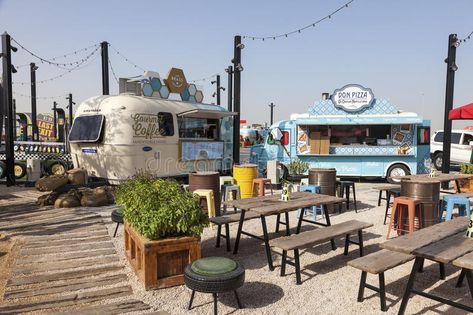 Beer Garden Ideas, Warehouse Renovation, Food Court Design, Casa Cook, Food Truck Festival, Backyard Seating Area, Food Park, Food Truck Business, Food Truck Design