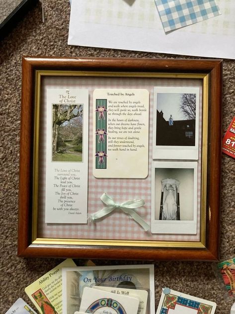 Handmade House Decor, Vintage Aesthetic Gift Ideas, Tiny Picture Frames Ideas, Retro Craft Ideas, Thrift Store Room Decor, Scrapbook Picture Frame, Clear Picture Frame Ideas, Unique Frame Ideas, Memory Picture Frame Ideas