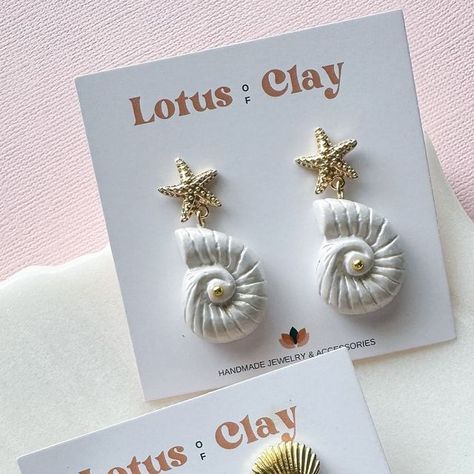 Lotus of clay on Instagram: "Handmade seashell earrings with 18k gold plated studs, the perfect earrings to start your summer accessory collection.   The complete beach collection is available now!!🧜‍♀️🌊☀️  #beachearrings #oceanjewelry #polymerclayearrings #clayearringshandmade #uniqueearrings #neutralearrings #goldplatedjewelry #summeraccessories #summervibes" Earrings Handmade Clay, Neutral Earrings, Diy Earrings Easy, Fimo Jewelry, Diy Earrings Polymer Clay, Sea Jewelry, Polymer Clay Jewelry Tutorials, Handmade Clay Jewelry, Seashell Earrings