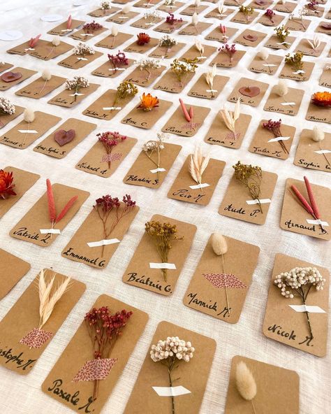 Camille on Instagram: “🤍Wedding DIY series - N•2 🤍 🌸Our blooming place cards 🌸 Once again, it’s a very simple recipe for a beautiful effect ✨ We have transform…” Wedding Name Cards Diy, Dried Flower Place Cards, Diy Wedding Name Place Cards, Homemade Place Cards, Diy Wedding Place Cards, Simple Place Cards, Place Cards Diy, Wedding Table Place Cards, Diy Place Settings