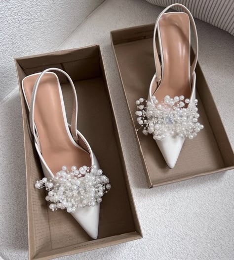 Diy Heels, Dream Wedding Decorations, Shoes Heels Classy, Cute Shoes Heels, Fashion Shoes Heels, White Wedding Shoes, Shoes Outfit Fashion, Classy Shoes, Bridal Heels