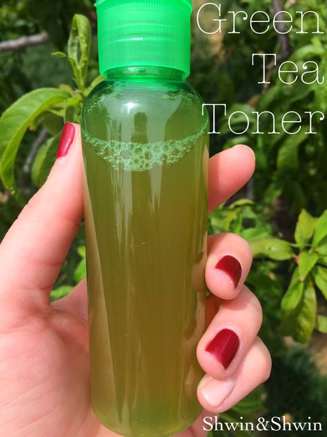 A perfect DIY Green Tea toner for those looking for an inexpensive way to enhance your skin care regime, and who isn’t Green Tea is loaded with healthy benefits for skin including, reduces inflammation, increases skin elasticity, reduce the appearance of pores and gives your skin a youthful glow. Next time you make yourself up a … Diy Green Tea, Green Tea Toner, Oil Cleansing, Skin Care Routine For 20s, Natural Facial, Healthy Benefits, Natural Therapy, Facial Toner, Beauty Recipe