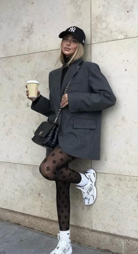 Jess Hunt, Leggings Outfits, Looks Street Style, Looks Black, Winter Mode, Blazer Outfits, 가을 패션, Black Tights, Looks Style