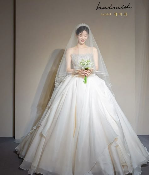 Korean Wedding Dress Gowns, Korean Wedding Dress Simple, Wedding Dress Korean Style, Korean Wedding Gown, Beautiful Bride Dress, Wedding Dress Korean, Catholic Wedding Dresses, Wedding Dresses Korean, Korean Bride