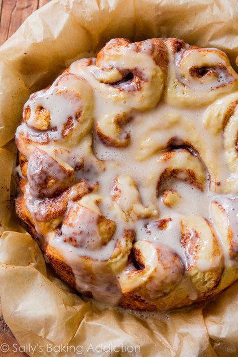 ALERT! These pillowy cinnamon rolls can be made in a slow cooker! Slow Cooker Muffins, Slow Cooker Cake Recipes, Slow Cooker Cake, Slow Cooker Cinnamon Rolls, Slower Cooker, Cinnamon Scrolls, Slow Cooker Bread, Slow Cooker Breakfast, Crock Pot Desserts