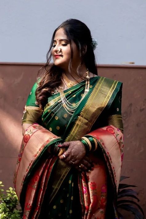 Wedding Sarees For Bride Maharashtrian, Maharashtra Engagement Look, Maharashtra Bride Look Engagement, Engagement Saree Look Maharashtrian, Maharashtrian Wedding Decoration Ideas, Maharastrian Engagement Look, Marathi Bride Reception Look, Engagement Looks For Maharashtrian Bride, Maharashtrian Look Poses