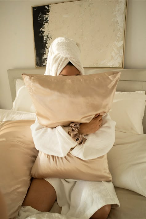 self care silk pillowcase spa luxury clean aesthetic calming luxe rich aesthetic lifestyle goals Silk Pillow Cases, Silk Pillowcase Hair, Coral Pillows, Silk Sleep Mask, Silk Pillowcases, Silk Sheets, Satin Pillow, Satin Bedding, Sleep Accessories