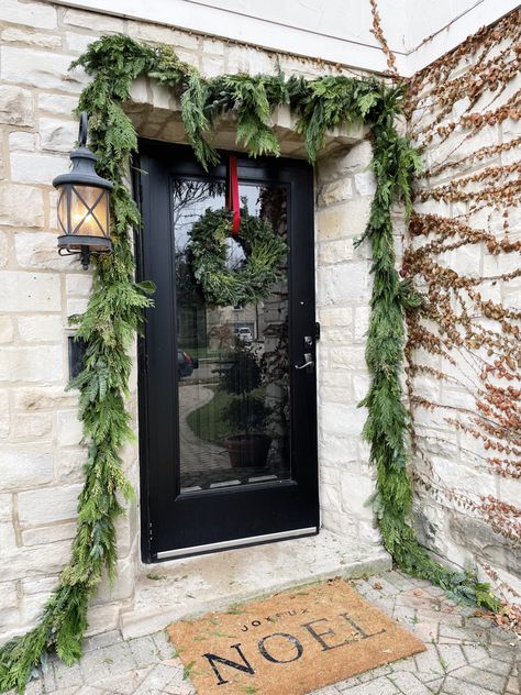 Garland Around Door, Outdoor Christmas Garland, Porch Garland, Outdoor Garland, Fresh Garlands, Front Door Christmas Decorations, Christmas Front Doors, Holiday Garlands, Hanging Garland