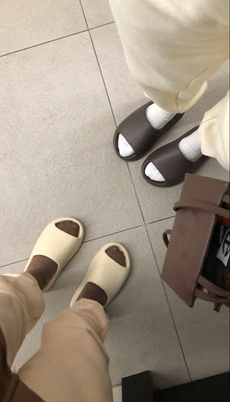 Pillow Slippers, Cloud Slippers, Ropa Upcycling, Cloud Slides, Yeezy Slides, Slides For Women, Classy Aesthetic, Hype Shoes, Aesthetic Shoes