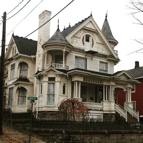 Historical Homes Of America on Instagram: “David Philips, Sr House built in 1889 in Bradford, PA. This home was restored in 2010  #arch #archie #architecture #architecturephotography…” Victorian Beds, Historical House Plans, New England Mansion, Queen Anne House, Victorian Bed, Victorian House Plans, Historical Homes, Victorian Beauty, Victorian Style Homes