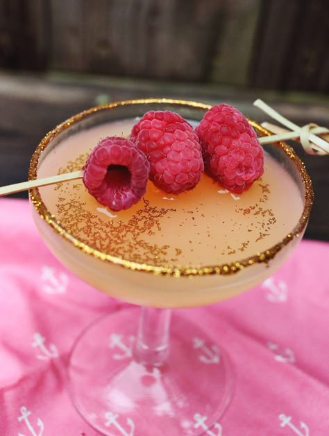 Golden Girl Grapefruit Cocktail Recipe with Edible Glitter #BFF #Sparkle #Shine #Glitter #Golden_Girl #Grapefruit #Cocktail #Recipe #Gold #Edible_Glitter Grapefruit Cocktail Recipes, Golden Girls Party, Golden Bday, Grapefruit Cocktail, Gold Drinks, Simple Cocktail, Night Recipes, Recipes For, Golden Birthday