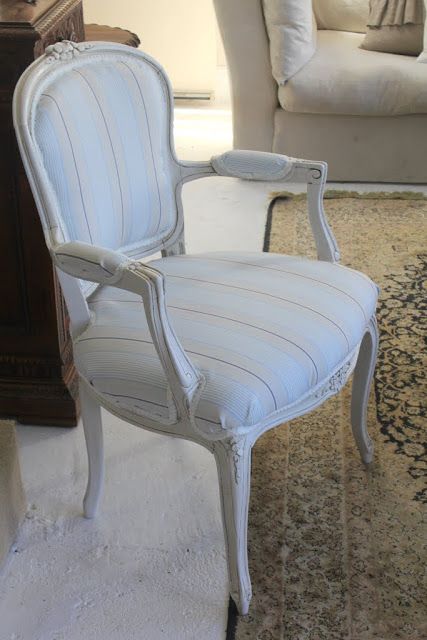 Easy Upholstering of a French Louis Chair French Chairs Upholstery, Design Intervention, Diy Furniture Upholstery, Reupholster Chair Dining, French Provincial Chair, Louis Chairs, French Dining Chairs, Upholstery Armchair, Reupholster Chair