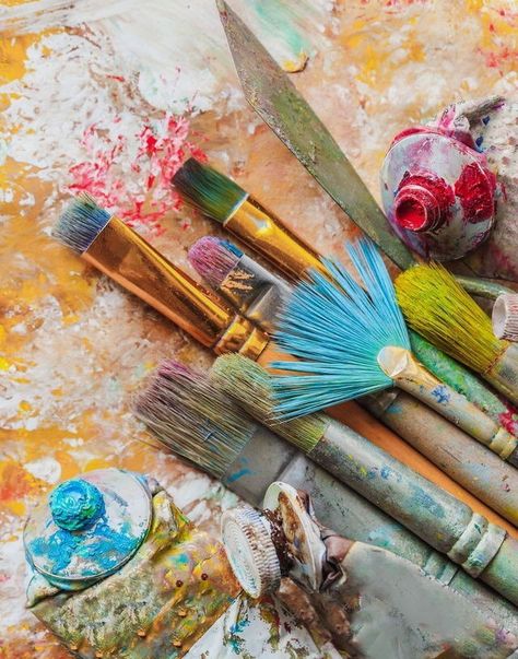 A Girl Inspired Paint Brushes Photography, Painter Photography, Sketches Art, Best Business Ideas, Paint Photography, Creative Soul, Pencil Sketches, Artist Aesthetic, Drawing Pencil