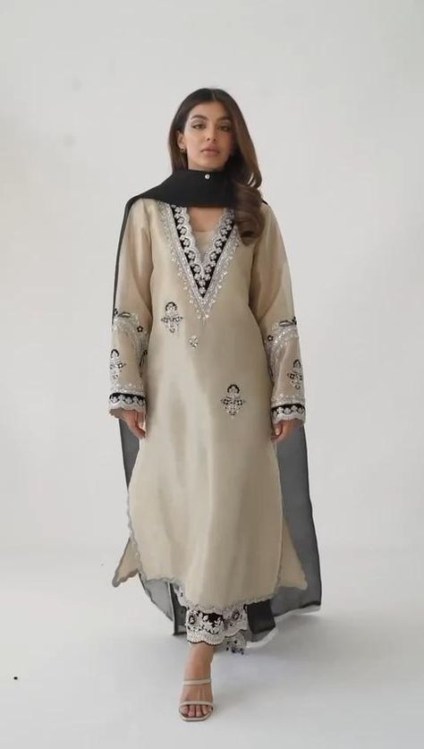 Beautiful collection in Dresses. Suits For Women Indian, Sharara Dress, Maharani Designer Boutique, Stylish Kurtis Design, Velvet Dress Designs, Latest Dress Design, Crazy Ideas, Salwar Designs, Pakistani Fashion Party Wear