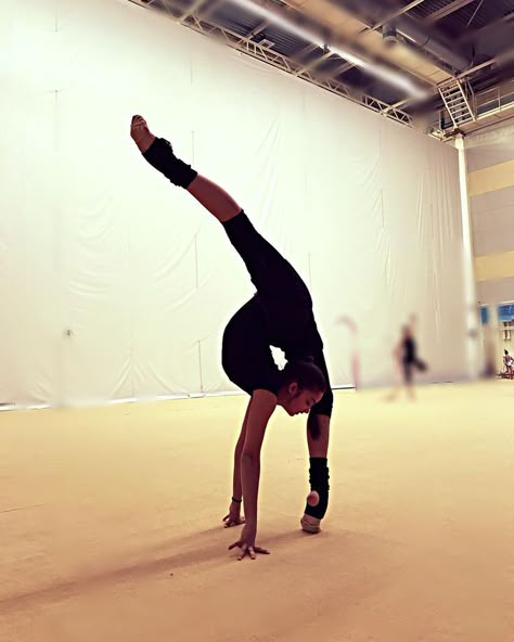 Rythmic Gymnastic Training, Ritmic Gymnastic, Rhythmic Gymnastics Training, Dance Motivation, Gymnastics Flexibility, Gymnastics Tricks, Flexibility Dance, Ballet Academy, Gymnastics Training