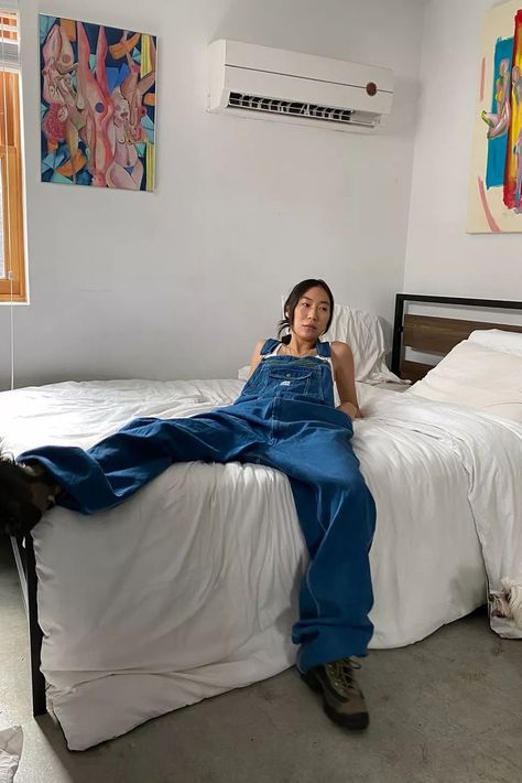 Oversized Overalls Outfit, Oversized Overalls, Jeans Urban Outfitters, Oversize Outfit, Overalls Outfit, Latest Jeans, Outfit 90s, Trendy Skirts, Women's Bottoms