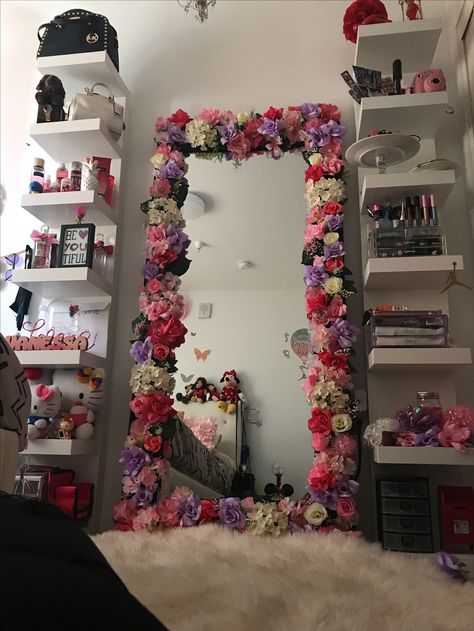 Flower Frame Mirror, Diy Flower Frame, Decorate Mirror Frame, Diy Floral Mirror, Spiegel Diy, Decorated Mirror, Mirror With Flowers, Diy Wall Decor For Bedroom, Diy Fleur