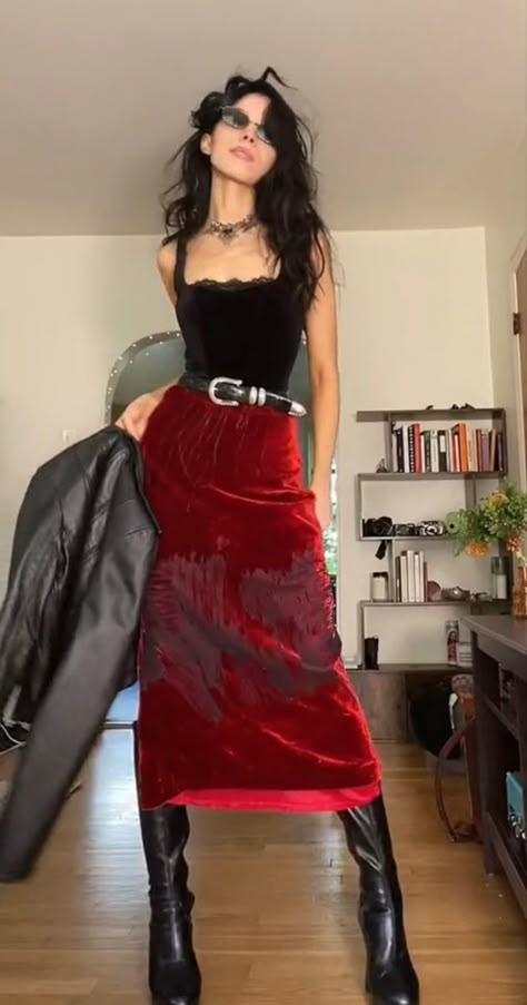 40s Mode, Look 80s, Mode Hippie, Maggie Lindemann, Taylor Momsen, Mode Casual, Velvet Skirt, Hozier, Red Skirts