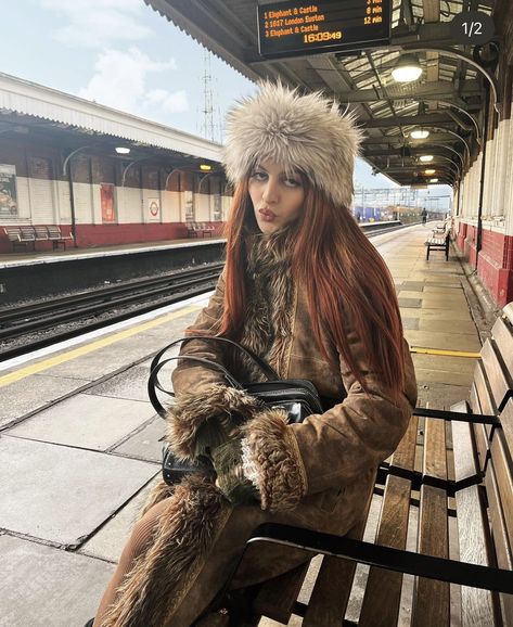 Hats Women Fashion, Frazzled English Woman Aesthetic, English Woman Aesthetic, Eastern European Fashion, Fur Hat Outfit, Hat Outfit Winter, Hippie Boho Outfits, Fur Aesthetic, Frazzled English Woman