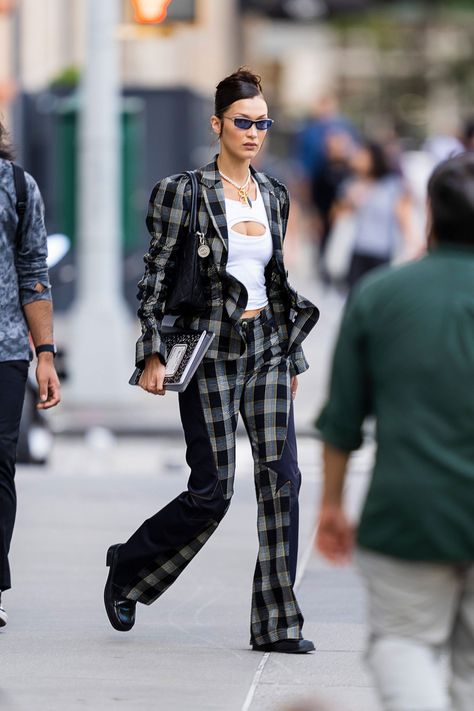 Bella Hadid Suit, Bella Hadid News, Supermodel Style, Bella Hadid Street Style, You Look Fab, Models Style, Bella Hadid Style, Hadid Style, Red Fits