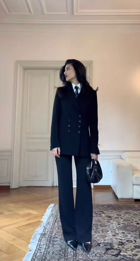 Women With Ties Outfits Classy, Sophisticated School Outfits, Edgy Graduation Outfit, Fashion Corporate Style, Woman In Ties Style, Twill Skirt Outfit, Pantsuit Aesthetic, Suit Outfits For Women Classy, Suit Inspo Women