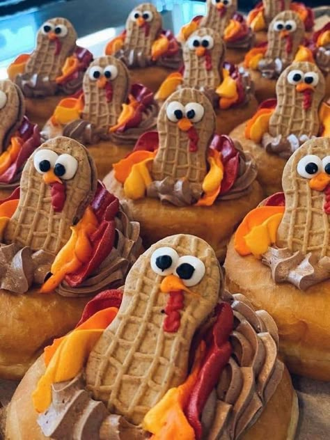 Samantha Jane Thanksgiving Esthetics, Class Thanksgiving Party, Thanksgiving Day Aesthetic, Preppy Thanksgiving, Ideas For Friendsgiving, Friendsgiving Inspiration, Spooky Thanksgiving, Weird Thanksgiving, Friendsgiving Activities